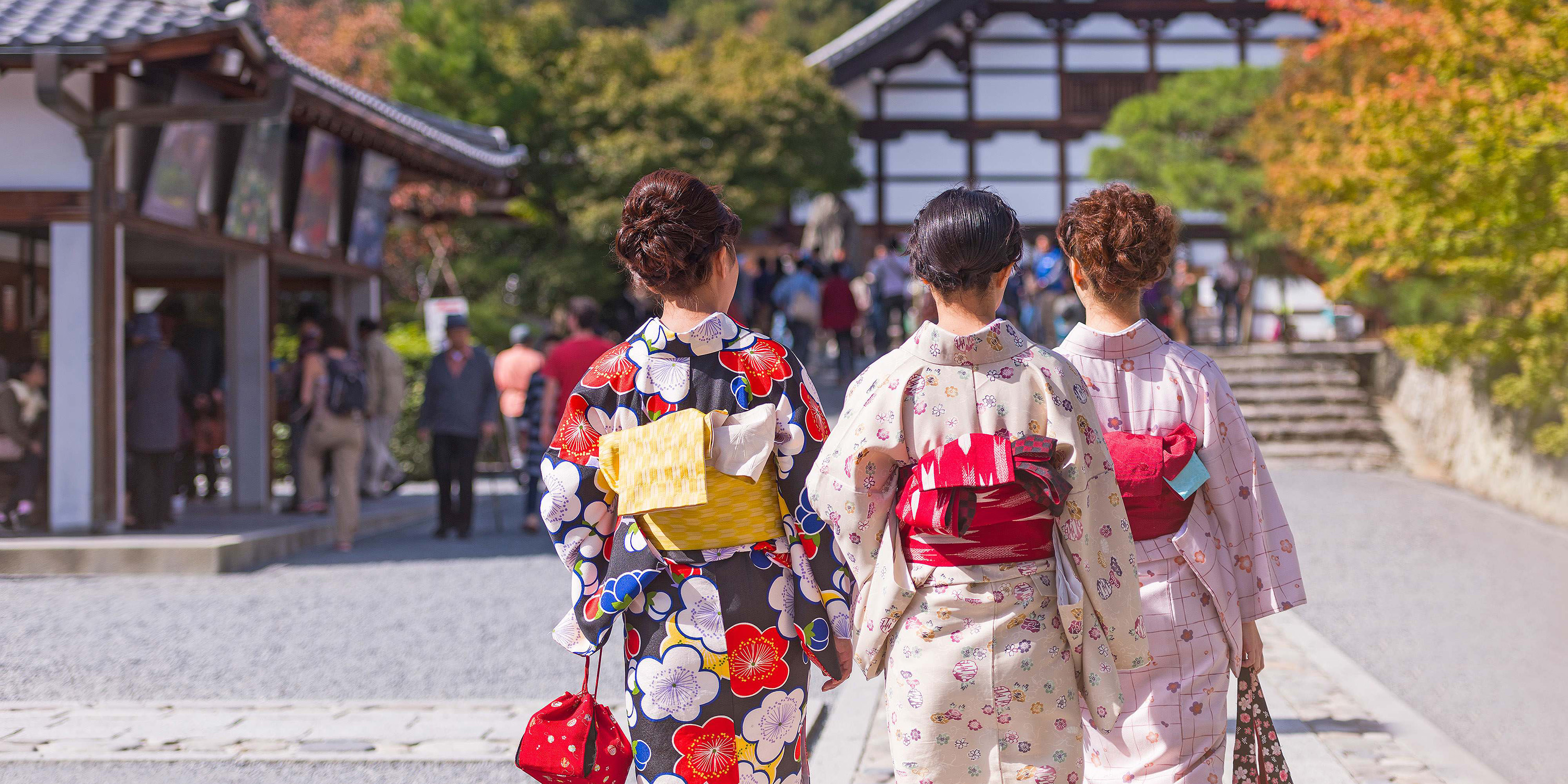 Japanese women at Tenryu-ji Temple, Kyoto